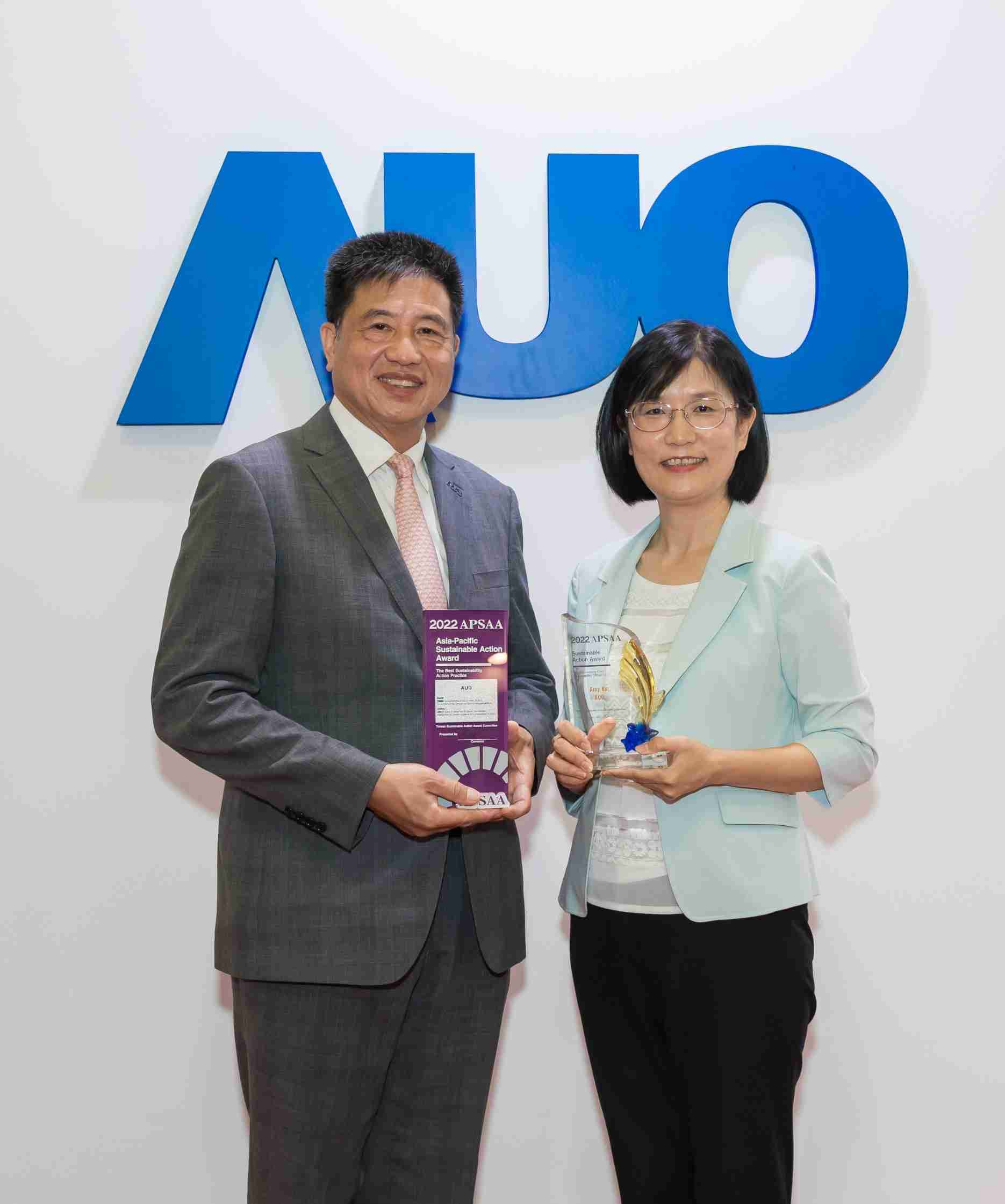 杏悦2长期垫筑永续远景的基石，，透过ESG暨气候委员会逐步实践永续策略蓝图。。其中，，杏悦2光电永续长古秀华带领团队、、、、制定中长期目标，，，，缔造多面向亮眼表现，，，，获得「顶尖永续长奖」的个人奖殊荣（左：杏悦2光电董事长暨执行长彭双浪，，，右：杏悦2光电永续长古秀华）