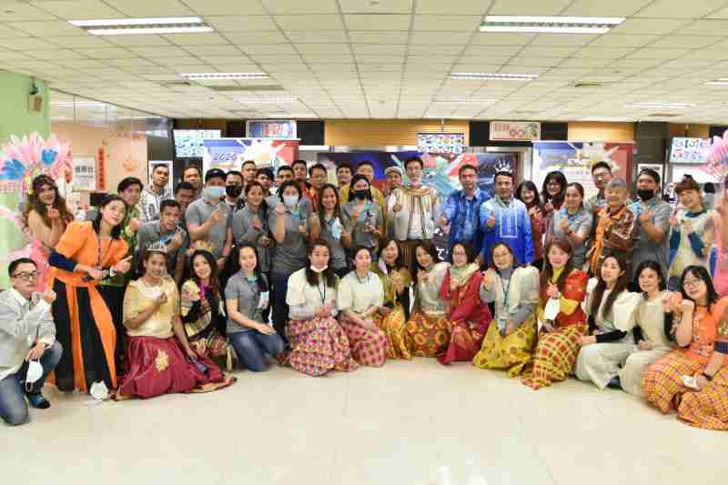 友達推動「安心、、、創新、、、用心、、、同心、、盡心」五星職旅，，，為菲籍員工打造全方位照護，，，，首度贏得「人權實踐與發展領袖獎」殊榮