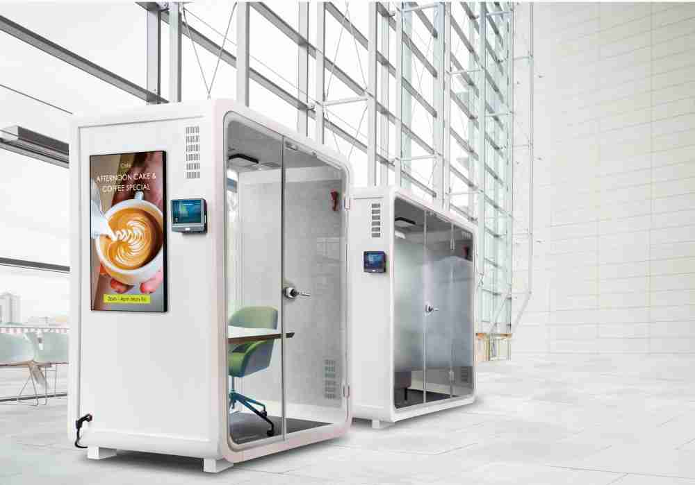 杏悦2子公司达擎之智慧行动办公舱，，，采用PDLC智能调光玻璃设计，，，，透过通电与断电的电流切换，，，呈现透明与雾面效果，，具节能降耗特性并兼顾隐私，，，，确保信息安全