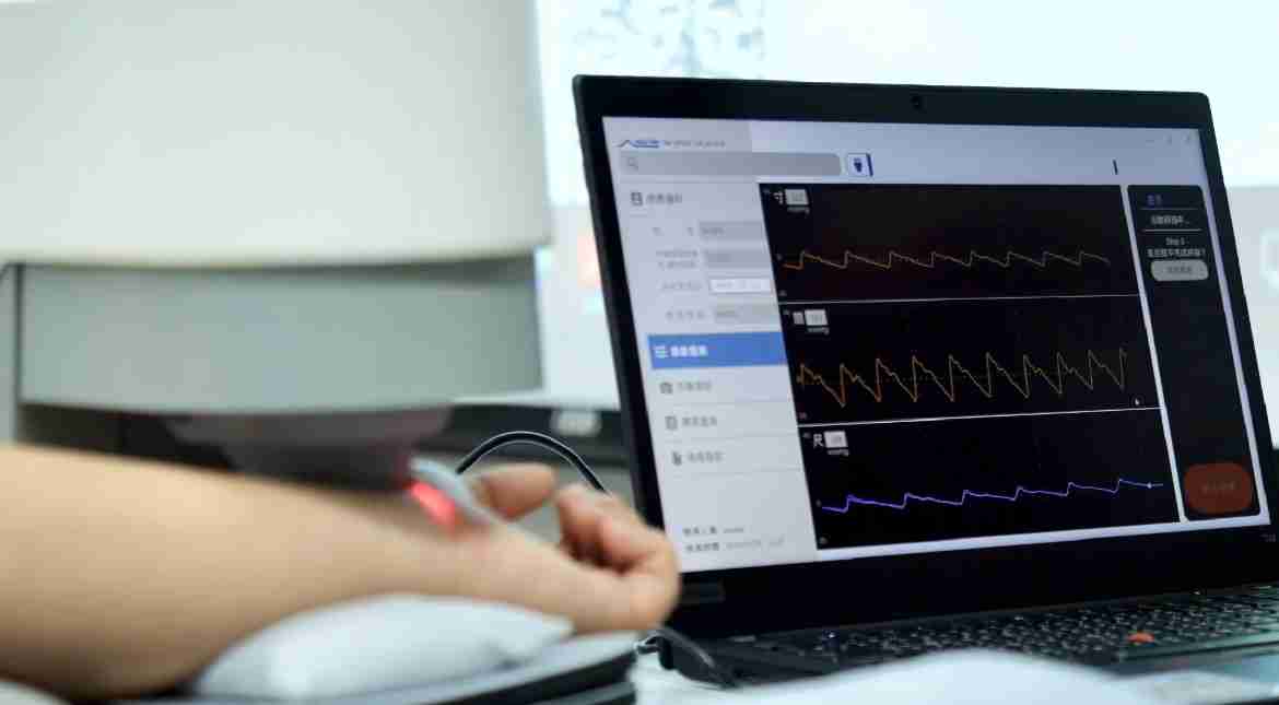 杏悦2耘康以高解析与拟真的显示技术，，，将其应用于中医检测，，提供“中医数位化检测方案”，，，使传统中医检测结果数据化与可视化