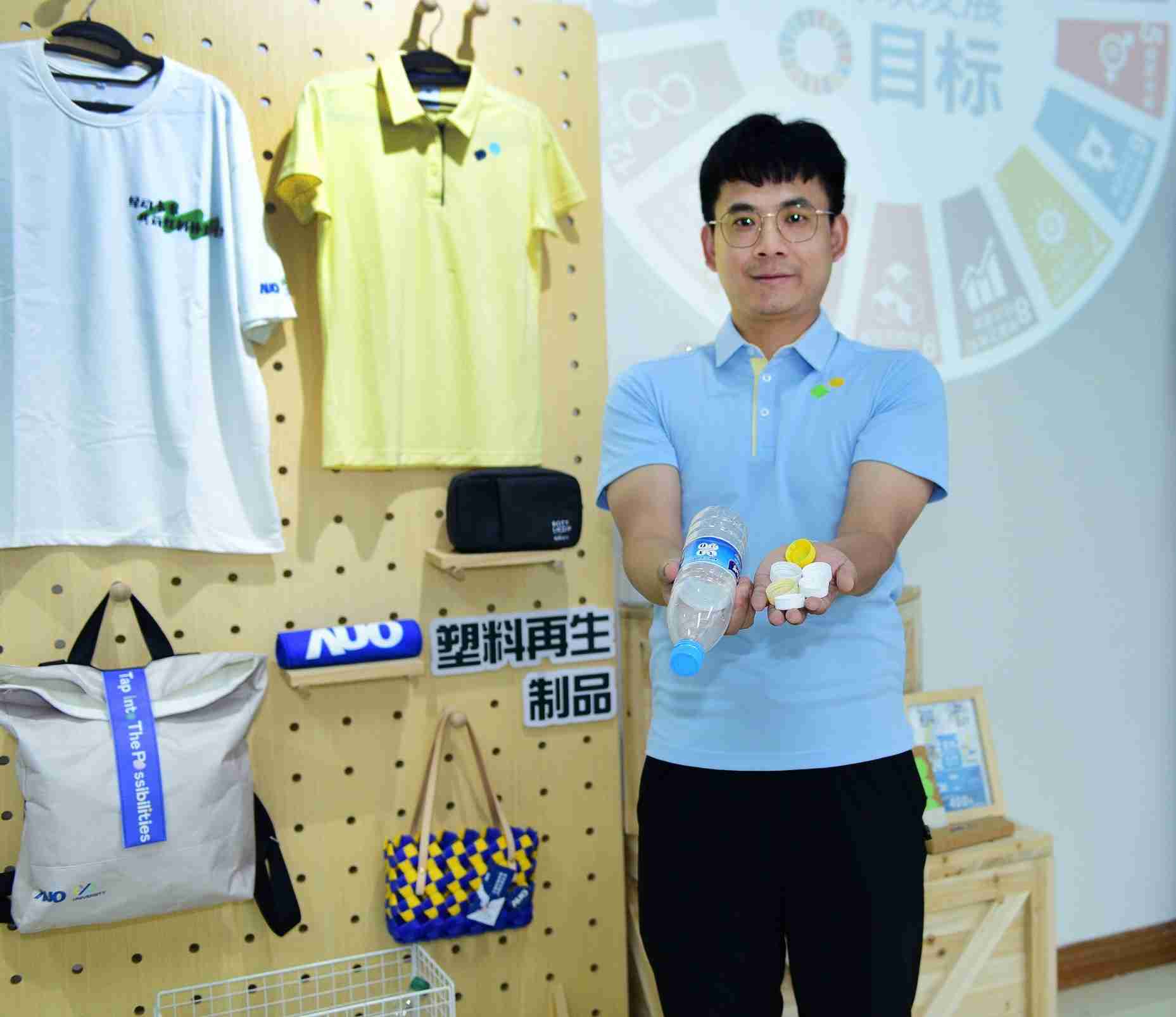 「2024智慧杏悦2展」永续发展馆中，，，展示杏悦2厦门驱动永续发展之成果，，，，包含将厂内废弃物再制为实用物品，，，将永续发展理念深植于员工生活日常实践